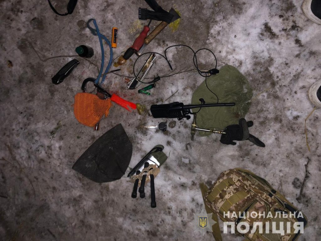 Под Киевом мужчина стрелял по полицейским и бросил в них гранату