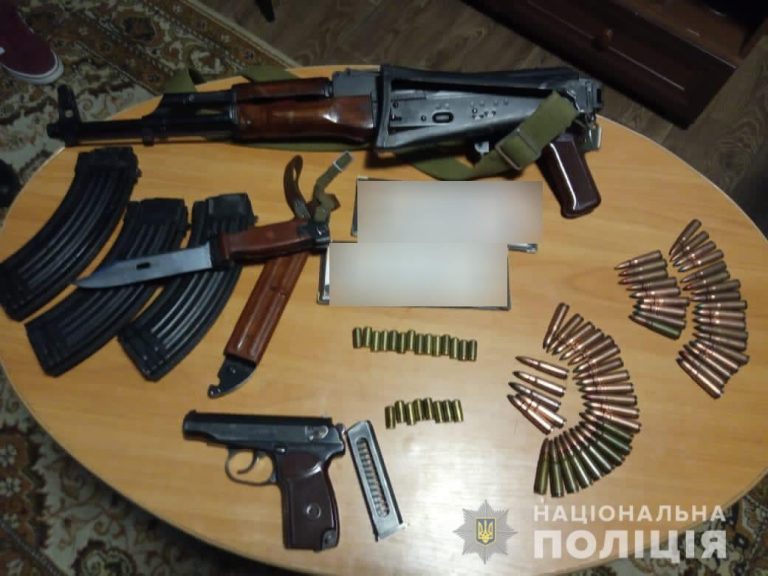 В Киевской области силовики задержали группу лиц за незаконное хранение оружия и наркотиков