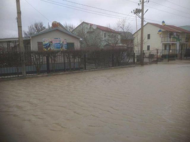 Популярный курорт на Азовском море затопило во время шторма