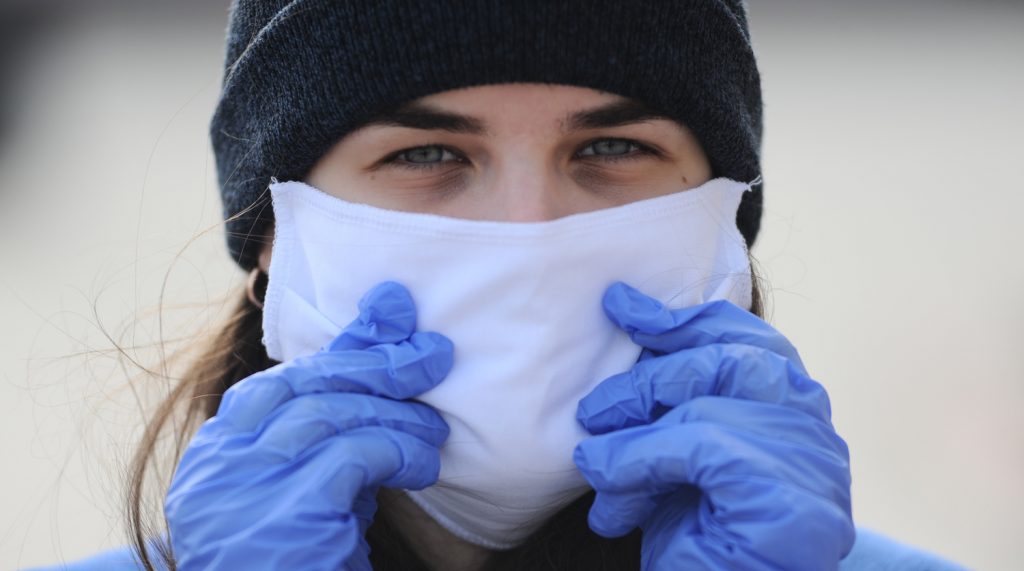 В ВОЗ рекомендовали переболевшим коронавирусом обязательно носить маски