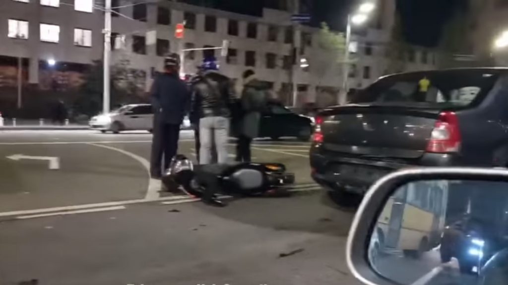 В центре Киева парень на скутере после столкновения с Audi врезался в Renault