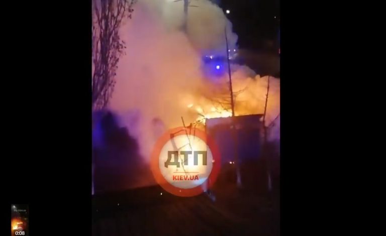 На Отрадном в Киеве горел овощной киоск