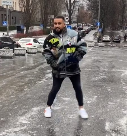 Монатик показал «шаффл» на обледеневшей киевской улице