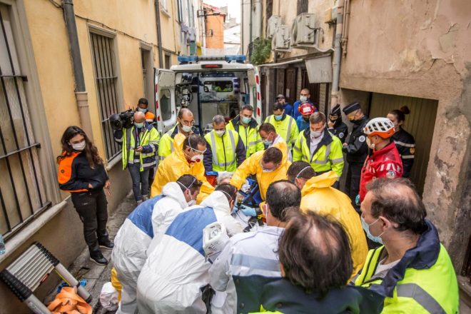 Спасатели с помощью крана эвакуировали 300-килограммового француза из его квартиры
