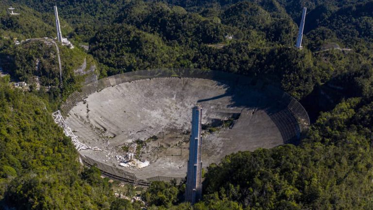 В Пуэрто-Рико обрушился 300-метровый радиотелескоп, работавший почти 60 лет