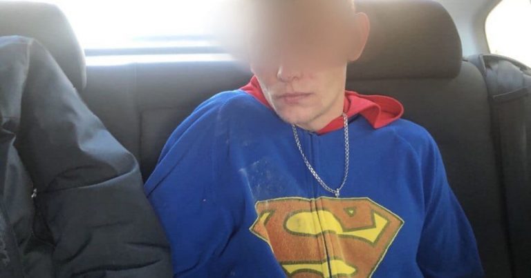 В Славянске парень в костюме супермена убил семью