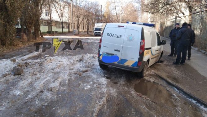 В Харькове полицейское авто провалилось в открытый люк