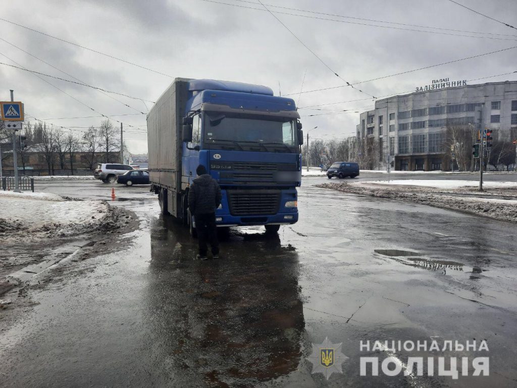 В Харькове водитель грузовика наехал на пешехода