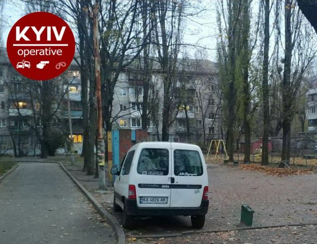 В Киеве «герой парковки» оставил автомобиль на детской площадке
