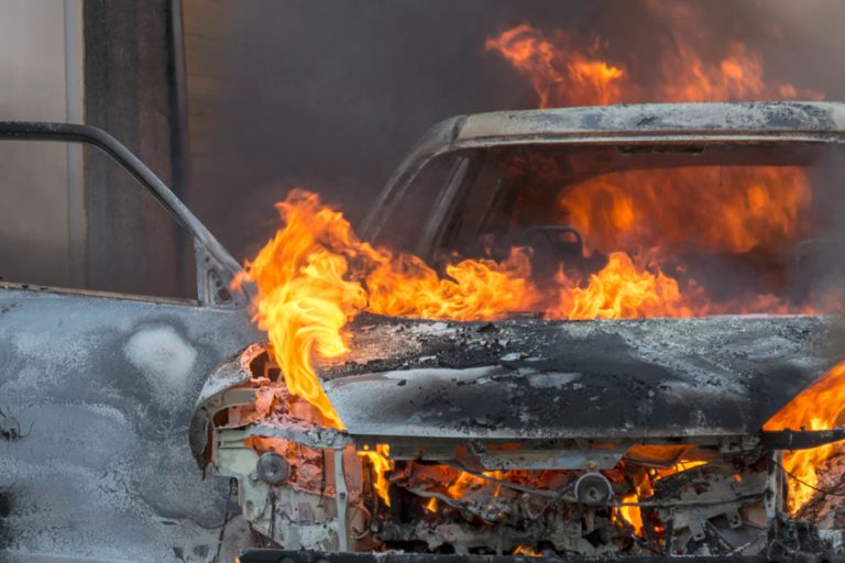В Киеве горел автомобиль: пострадал водитель