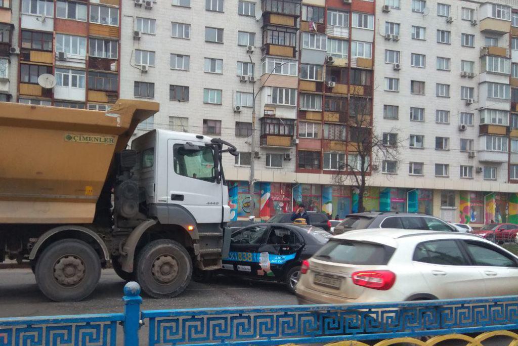 В Киеве грузовик въехал в такси