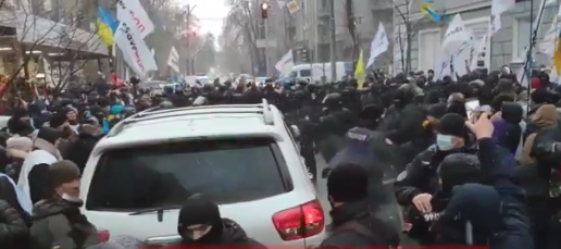 В Киеве предприниматели заблокировали Раду и вступили в потасовку с полицией