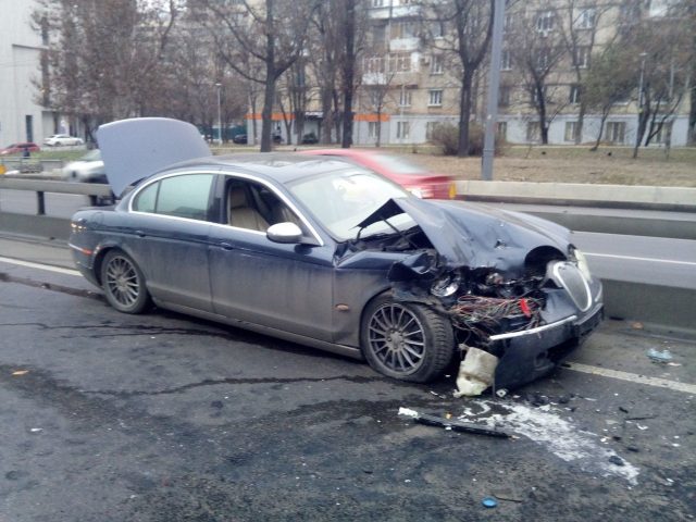 В Киеве Jaguar влетел колонну авто: есть пострадавшие