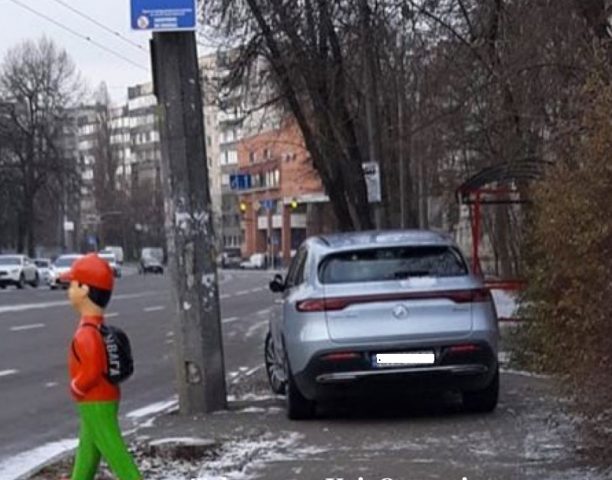В Киеве водитель Mercedes отличился феерической парковкой