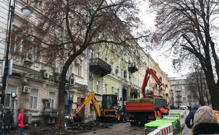 В Киеве возле Золотых ворот снесли ресторан