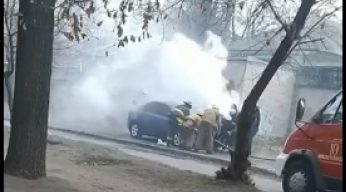 В Мелитополе во дворе дома горел автомобиль Kia