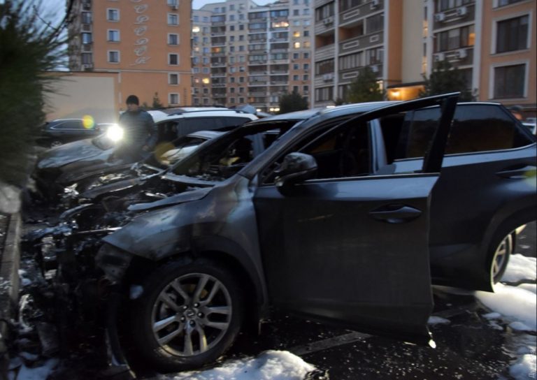 В Одессе на улице Маршала Говорова сгорели два автомобиля