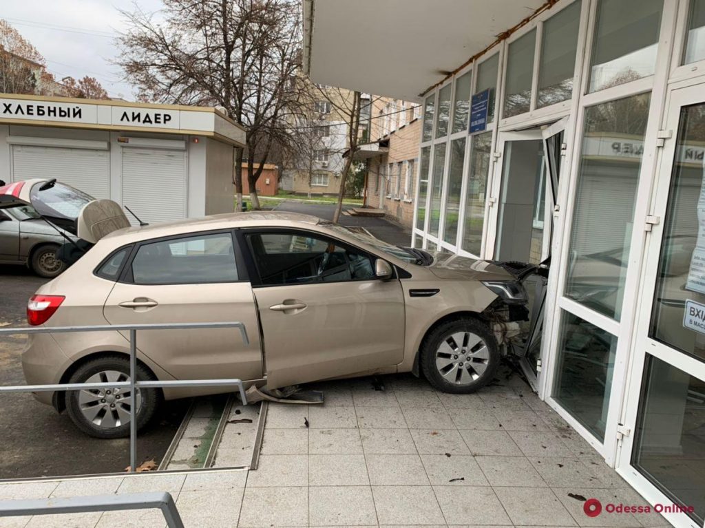 В Одесской области автоледи на KIA въехала в здание поликлиники