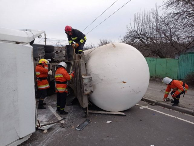 В Житомире перевернулась цистерна с газом: подробности