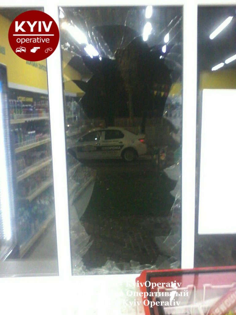 В киевском магазине вор выпрыгнул в окно