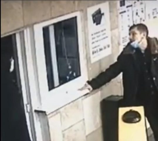 В столичном метро мужчина ударил головой сотрудницу