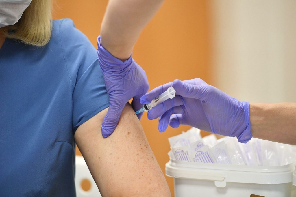 В больнице женщине случайно вкололи пять доз вакцины