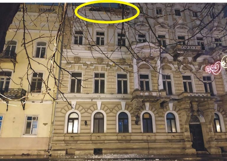 Возле мэрии в Одессе на тротуар обрушился карниз здания