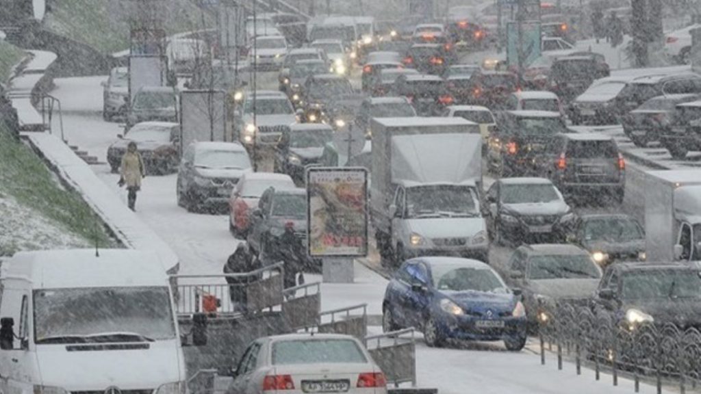 Из-за снегопада в Киеве на дорогах автомобильные заторы