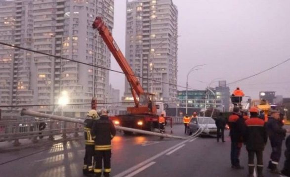 «ЧП в Киеве»: появилось видео падения электроопор на Шулявском мосту