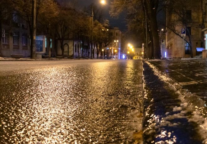 В Днепре прошел ледяной дождь: дороги превратились в каток
