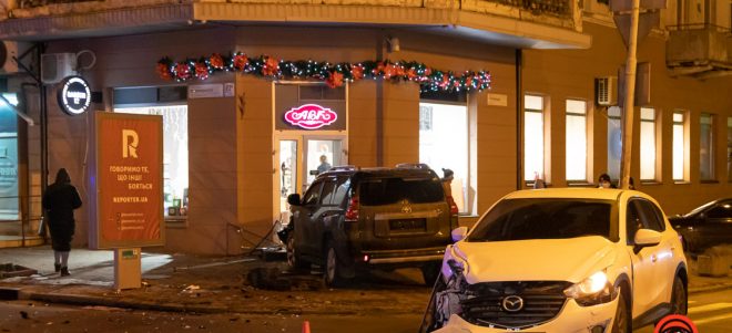 В Днепре – ДТП с двумя иномарками: Toyota врезалась в магазин 
