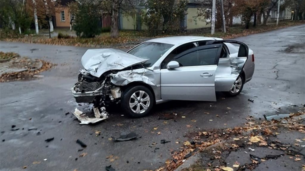 В Херсоне столкнулись УАЗ и автомобиль скорой: пострадал один водитель