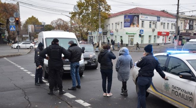 В Николаеве автомобиль с инкассаторами попал в ДТП: машину охраняют вооруженные мужчины