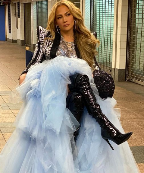 Дженнифер Лопес в ботфортах и платье каталась в метро