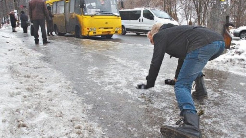 Гололед в Украине продержится до завтра: объявлен желтый уровень опасности