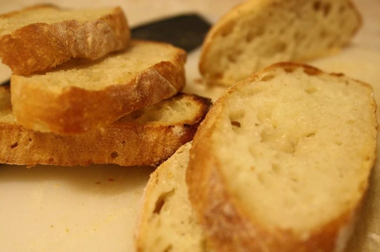 Ученые рассказали об опасности поджаренного хлеба