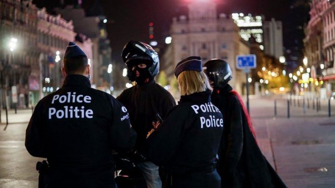 В Бельгии полиция жестко задерживает нарушителей карантина