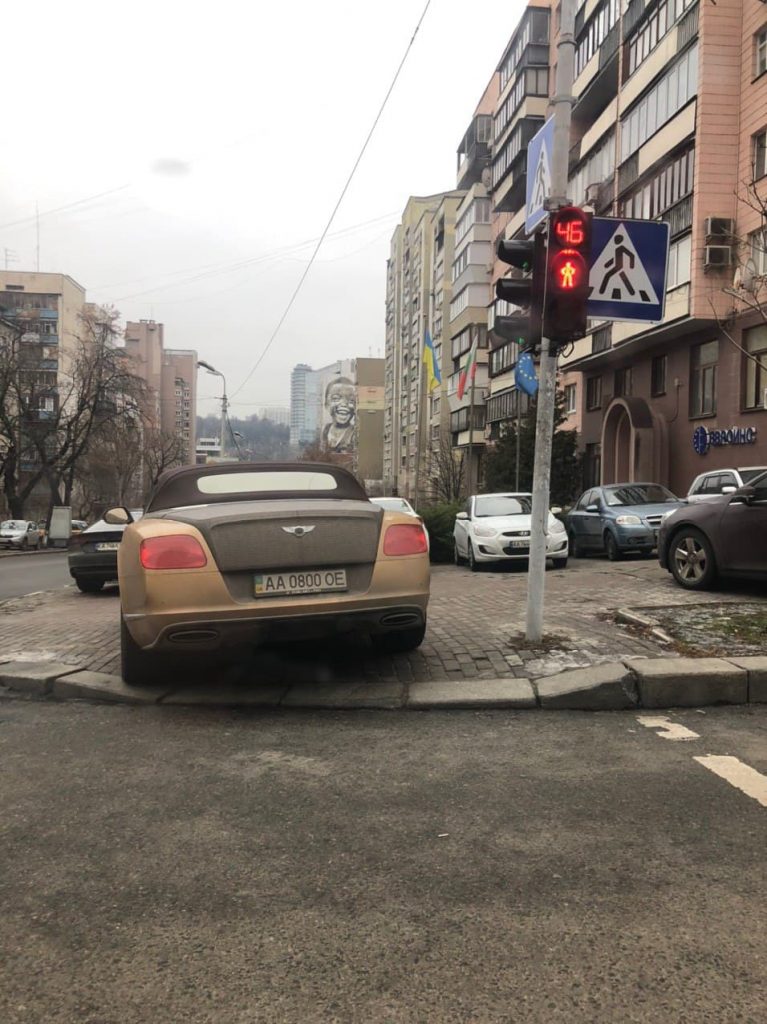 В Киеве «герой парковки» нарушил ПДД 