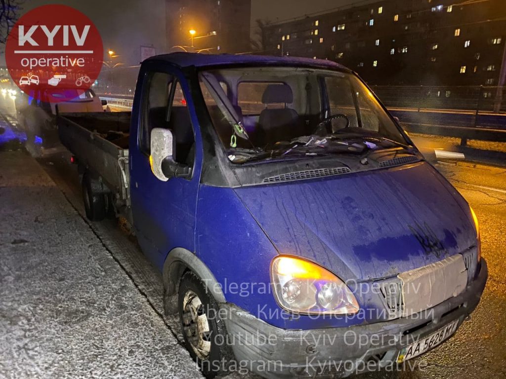 В Киеве пьяный водитель Volkswagen врезался в припаркованное авто: мужчина стрелял в свидетелей аварии