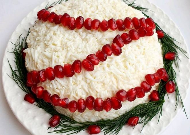«Рецепт дня»: новогодний салат «Красные бусы на снегу»