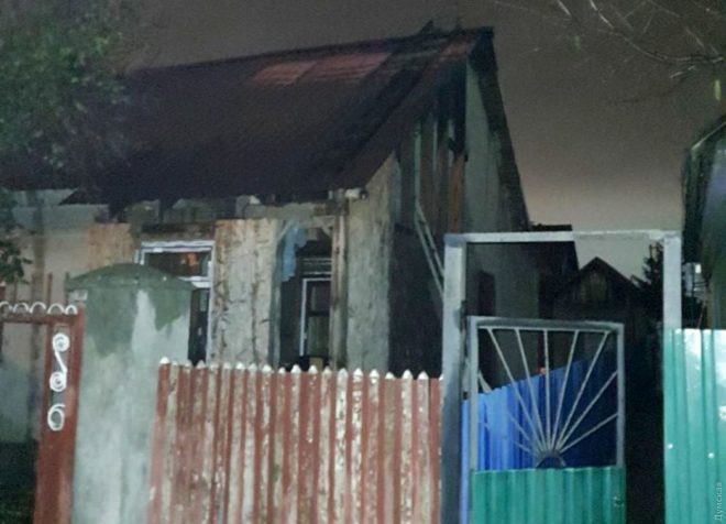 В Одессе горел одноэтажный жилой дом: огнем уничтожена крыша здания 