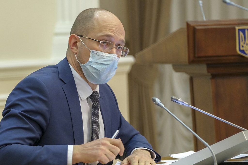 Шмыгаль рассказал, когда в Украину поступят первые дозы вакцины от коронавируса