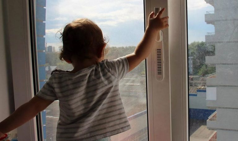 Четырехлетняя девочка выпала из окна восьмого этажа в Кропивницком