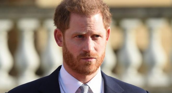 Без Меган: Принц Гарри прилетел в Великобританию на похороны дедушки 