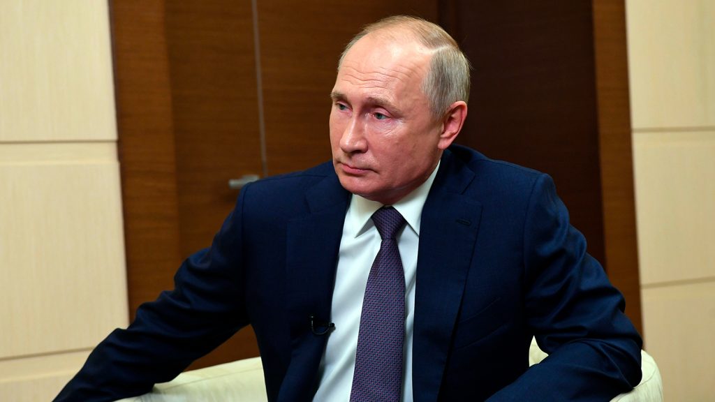 Путин отреагировал на закрытие трех телеканалов в Украине