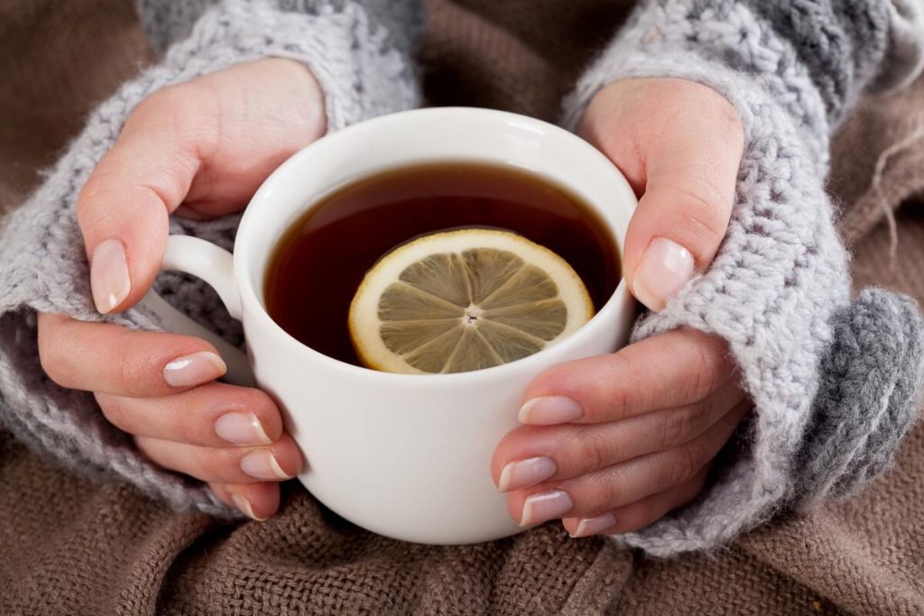 Врачи: горячий чай не несет пользы при болезнях горла
