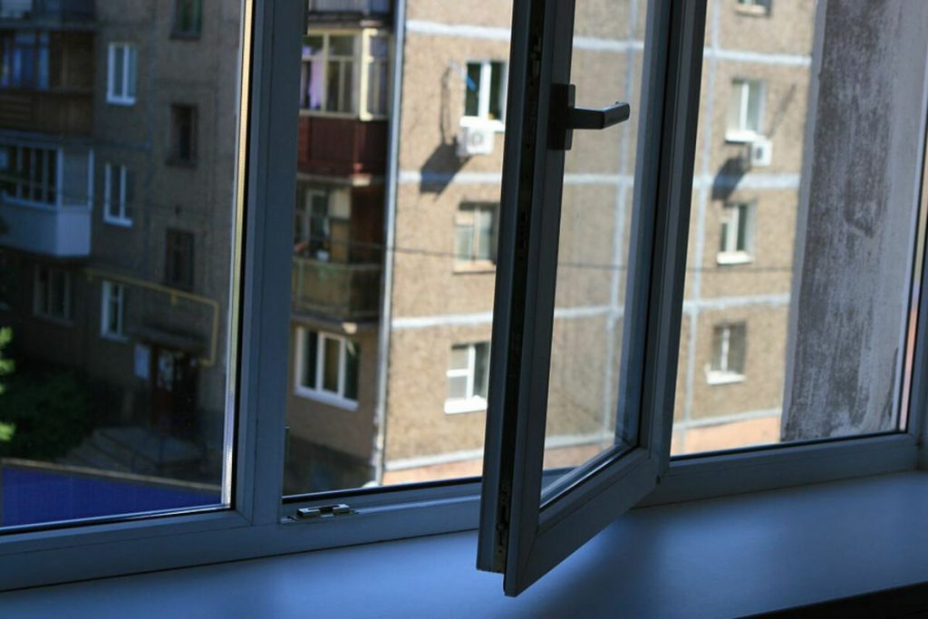 В Запорожье пенсионер выпал из окна 5-го этажа