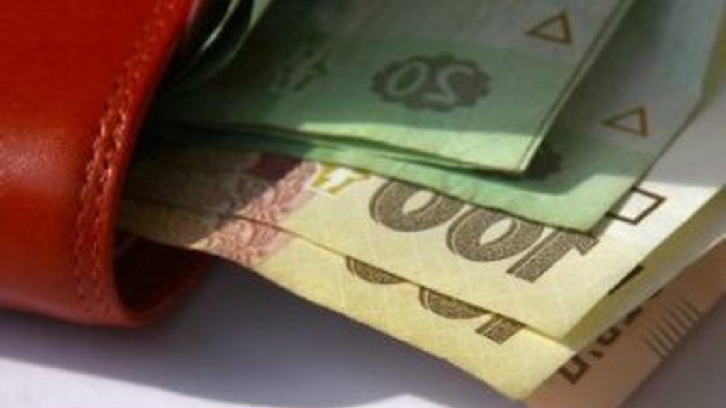 За месяц средняя зарплата в Украине снизилась на 200 гривен