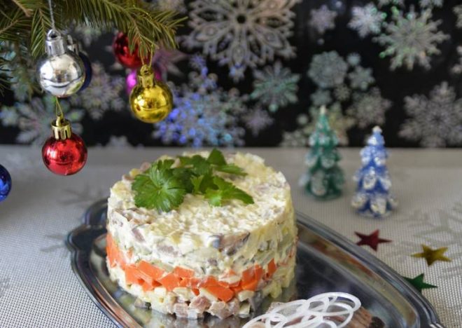 Новогодний рецепт: слоеный салат из сельди