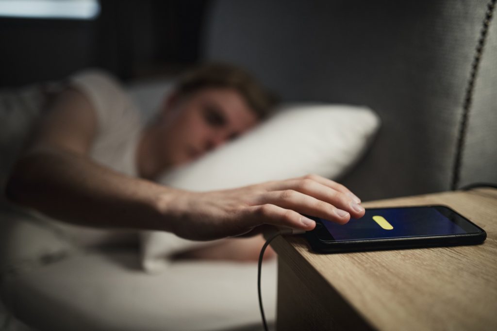 Медик: спать рядом со смартфоном противопоказано